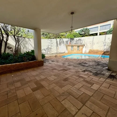 Entrada e área da piscina
